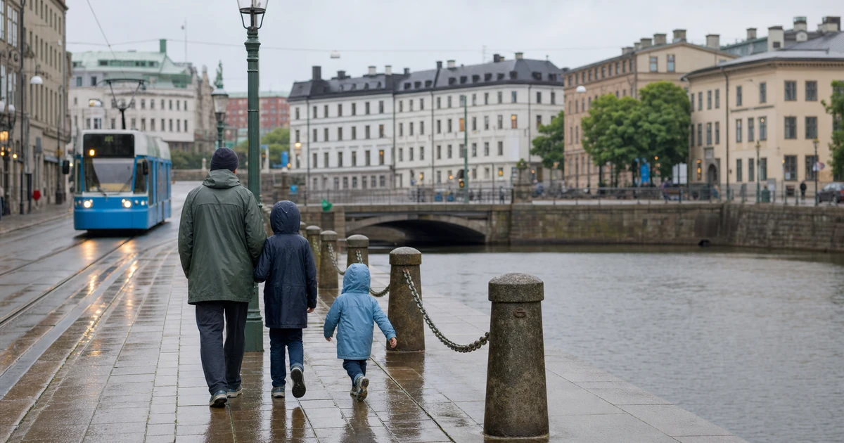 En familie i regnjakker ved kanal og trikk i Göteborg