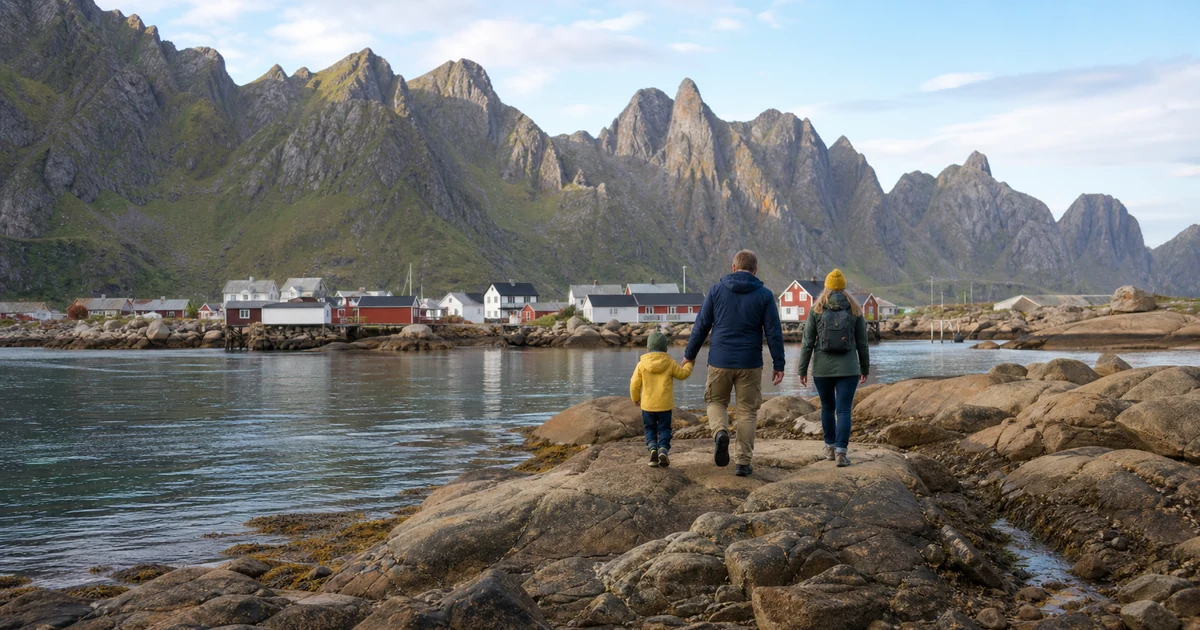 En familie på steinete strand med fiskevær og fjell i Lofoten